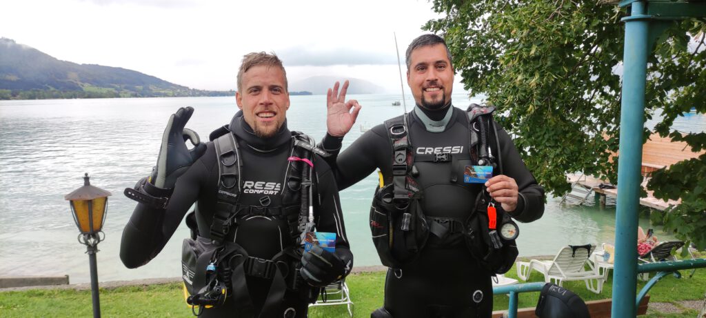 Flo und Dominik zeigen stolz ihre OWD Brevets am Attersee und geben uns ein klares Tauchzeichen: Wassersport Gabriel - alles ok!